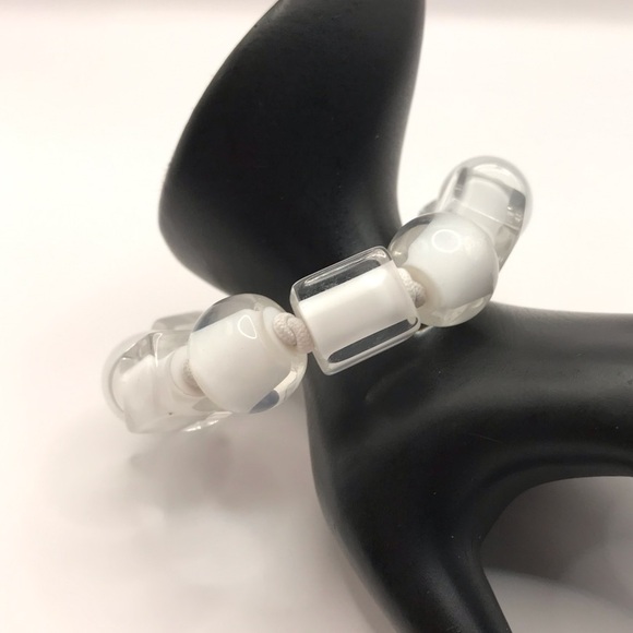 Chunky White and Clear Acrylic Beaded Bracelet - Picture 3 of 6